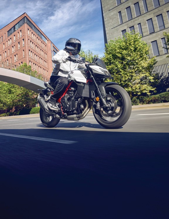 2025-cb750-hornet-product-page-hero-mobile-1600x2080