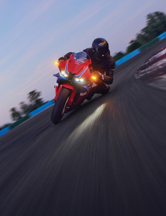 cbr600rr-product-page-hero-mobile-1600x2080-01