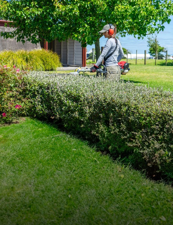 hedge-trimmer-short-versatool-attachment-product-page-hero-mobile-1600x2080-v2-min